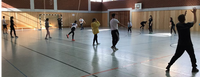Schüler*innen beim Handballspielen